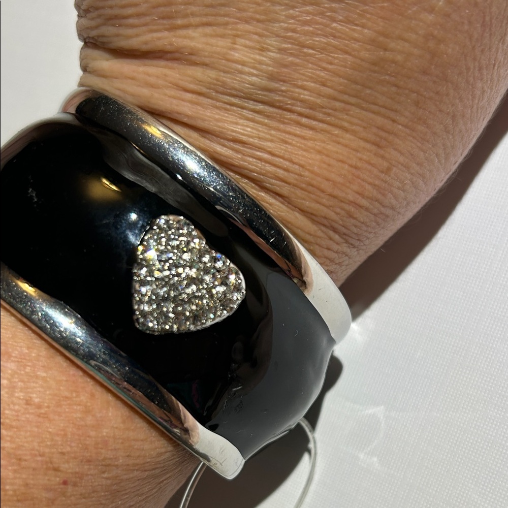 NWT Macy’s 🇺🇸Guess Black Silver Heart Bracelet ~ heart made of sparkling stones! - Picture 4 of 8